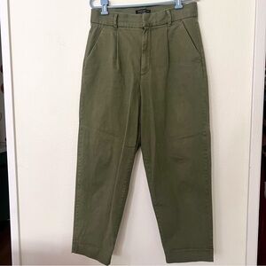 Banana Republic Factory | High-Rise Crop Chino Pleated Pants in Green Size 8